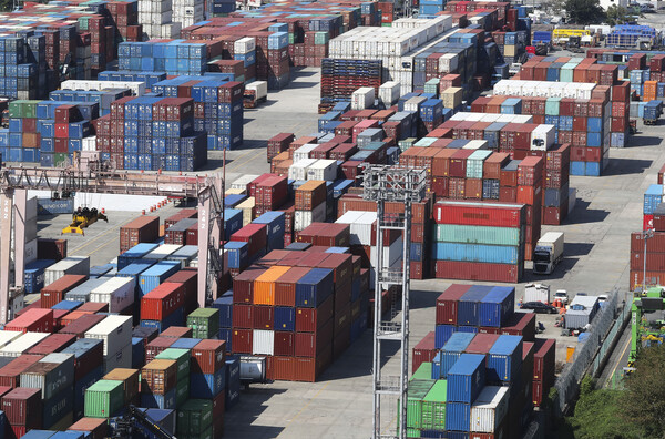 부산항 신선대부두에 수출입 화물 컨테이너가 쌓여 있다. 사진=연합뉴스