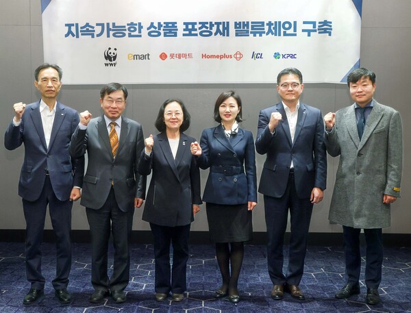 지난 2023년에 진행한 '지속가능한 상품 포장재 밸류체인 구축' 사업 업무협약식에 참여한 진주태 롯데마트·슈퍼 준법지원부문장(오른쪽에서 두번째) 모습. (사진=롯데마트)
