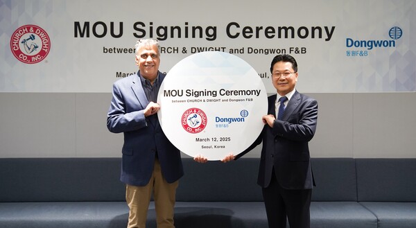 12일 서울시 서초구 동원그룹 본사에서 강용수 동원F&B DNB본부장과 (왼쪽)아룬 히라난다니 처치앤드와이트 부사장이 업무 협약을 맺고 기념 촬영을 하고 있다.(사진=동원F&B)