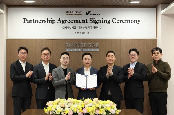 지난 12일 서울 중구 신세계디에프 본사에서 열린 신세계면세점과 뷰티 플랫폼 '화해' 운영사인 버드뷰의 전략적 파트너십 체결식에 참석한 이정욱 신세계디에프 상품본부장 전무, 양호진 영업본부장 전무, 이웅 버드뷰 대표, 유신열 신세계디에프 대표, 김경일 버드뷰 대표, 채정원 MD담당 상무, 정시욱 글로벌 비즈니스 총괄(왼쪽부터)이 기념촬영을 하고 있다. (사진=신세계면세점)