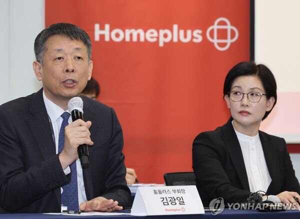김광일 홈플러스 공동대표(왼쪽)가 14일 서울 강서구 홈플러스 본사에서 열린 기업 회생절차(법정관리) 관련 기자간담회에서 발언하고 있다. (사진=연합뉴스)