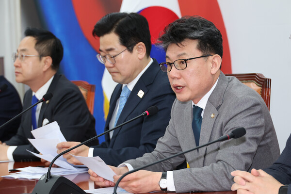 진성준 더불어민주당 정책위의장이 지난 11일 서울 여의도 국회에서 열린 원내대책회의에서 발언하고 있다. 연합뉴스.