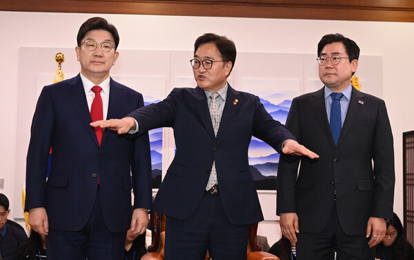 우원식 국회의장과 국민의힘 권성동 원내대표, 더불어민주당 박찬대 원내대표가 18일 서울 여의도 국회에서 여야 원내대표 회동을 하고 있다.