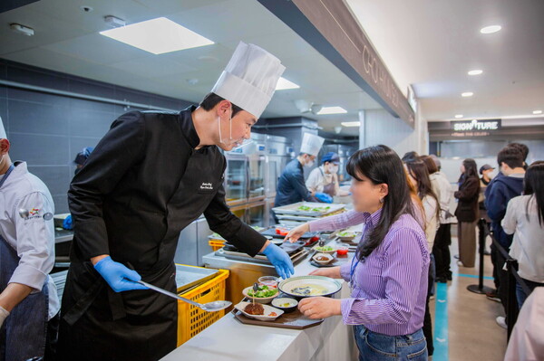 '밋더셀럽' 이벤트에서 최현석 셰프가 임직원들에게 특식을 제공하고 있다.(사진=아워홈)