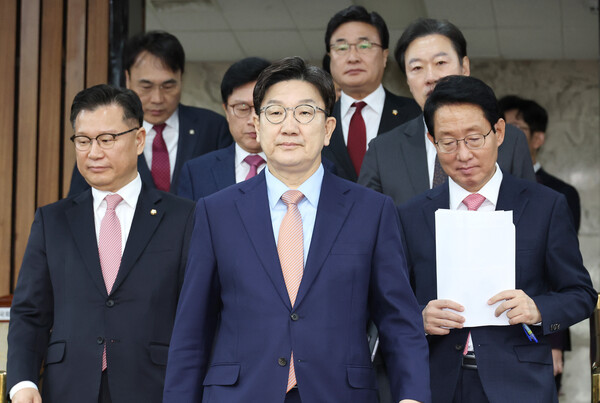 권성동 국민의힘 원내대표(가운데)가 25일 국회에서 열린 원내대책회의에 입장하고 있다.