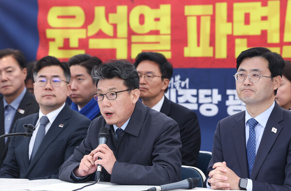 진성준 더불어민주당 정책위의장이 27일 서울 종로구 광화문 천막당사에서 열린 정책조정회의에서 발언하고 있다.