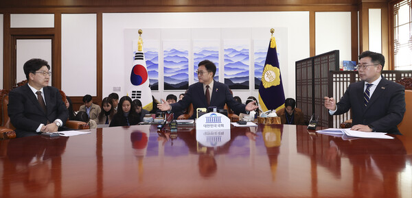 (왼쪽부터) 권성동 국민의힘 원내대표, 우원식 국회의장,  박찬대 더불어민주당 원내대표가 31일 서울 여의도 국회에서 열린 여야 원내대표 회동에 참석하고 있다. 사진=연합뉴스