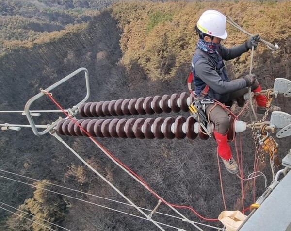 산불 피해지역 전력설비 복구. 한전 제공.