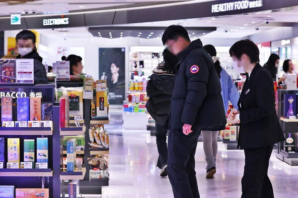 관광객들이 서울 시내 한 면세점에서 쇼핑을 하고 있다. 사진=연합뉴스