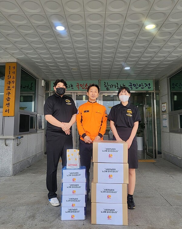 지난 27일과 28일 롯데리아가 산불 피해 지역의 소방서와 산불 이재민에게 구호식품을 전달했다.(사진=롯데GRS)