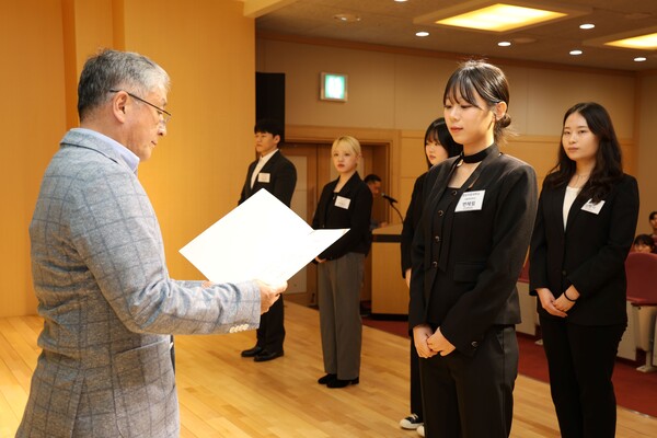 오뚜기센터에서 열린 '제29회 오뚜기함태호재단 장학증서 수여식'에서 (왼쪽)함영준 오뚜기함태호재단 이사장이 학생들에게 장학증서를 전달했다.(사진=오뚜기)