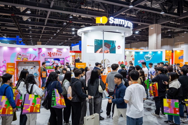 방문객의 줄이 길게 서있는 라면박람회 삼양식품 부스.(사진=삼양식품)