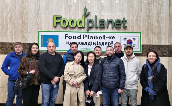 CUCA 대표 알리나 신(왼쪽 네번째)이 BGF푸드 간편식품 공장 푸드플래닛에서 기념사진을 촬영하고 있다.(사진=BGF리테일) 