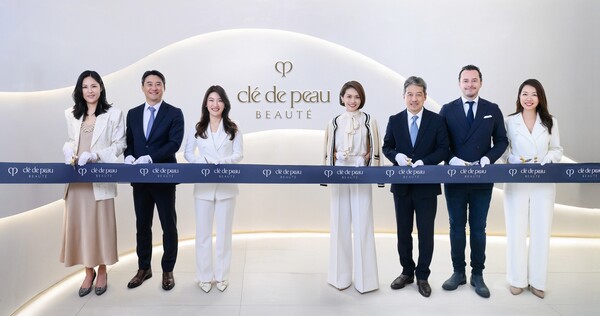 서울신라호텔에서 열린 '끌레드뽀 보떼 스파' 그랜드 오프닝 행사. 이정호 호텔신라 호텔&레저 부문장(우측에서 세 번째), 니콜 탄(Nicole Tan) 시세이도 아시아 퍼시픽 대표(우측에서 네 번째), 양근혜 시세이도 코리아 대표(우측에서 다섯 번째) 등 관계자들이 참석한 가운데 기념 촬영을 하고있다. (사진=호텔신라)