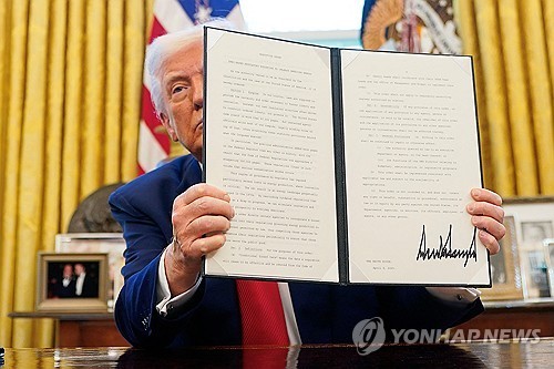서명한 행정명령서 보여주는 트럼프 미국 대통령