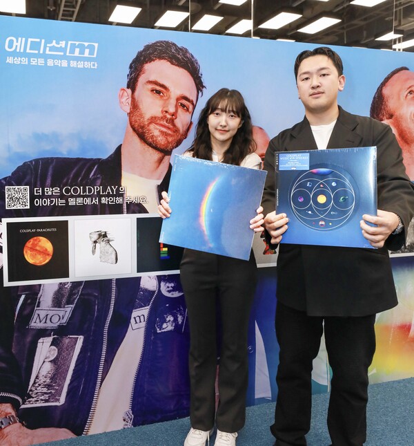10일 오전 서울 영등포구에 위치한 더현대 서울 지하 2층 밴드 콜드플레이의 '문뮤직 팝업스토어 서울'에서 직원들이 굿즈를 소개하고 있다. (사진=현대백화점)