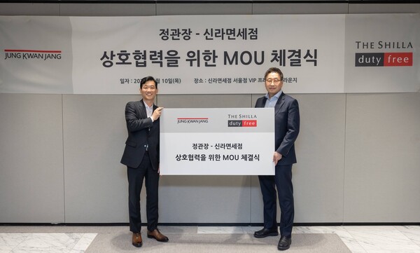 한승규 KGC인삼공사 마케팅본부장과 김준환 호텔신라 TR부문장 등 양사 관계자들이 기념 촬영을 하는 모습.(사진=KGC인삼공사)