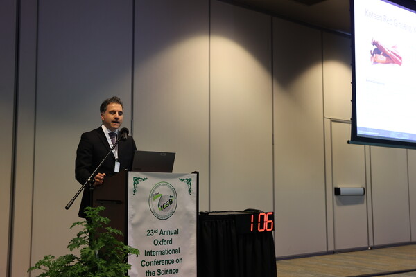 미국 국제천연물과학회 아미르 라피 박사가 발표하고 있다. (사진=KGC인삼공사)