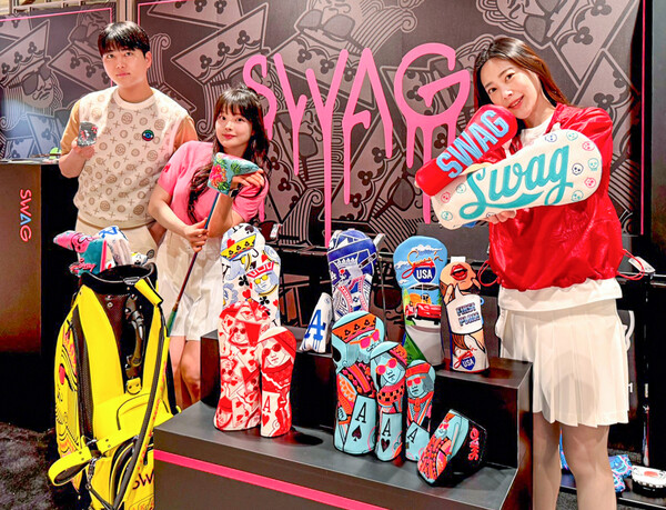 15일 오전 경기도 성남시 현대백화점 판교점 7층 ‘스웨그 골프’ 팝업스토어에서 직원들이 골프용품을 소개하고 있다. (사진=현대백화점)