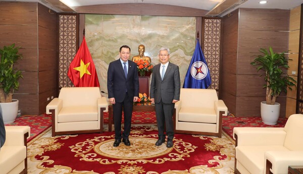 김동철 한국전력공사 사장(오른쪽)이 베트남 현지에서 베트남전력공사(EVN)의 당 황 안 회장과 베트남 원전사업 협력과 관련 논의를 한 뒤 기념촬영하고 있다. 한전 제공.