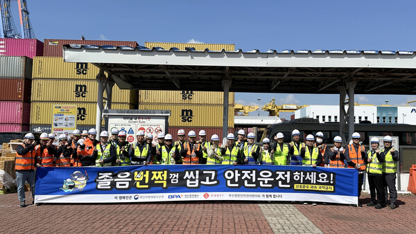 롯데웰푸드 및 행사 관계자들이 '졸음번쩍, 잠 깨!' 캠페인 개최식에서 단체 사진을 촬영하는 모습.(사진=롯데웰푸드)