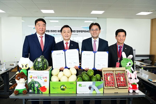 16일 쿠팡 서울 본사에서 열린 업무협약식에 참석한 정희용 의원, 이남철 고령군수, 이성한 쿠팡 로켓프레시 본부장, 이철호 고령군의회 의장(왼쪽부터)이 기념촬영을 하고 있다. (사진=쿠팡)