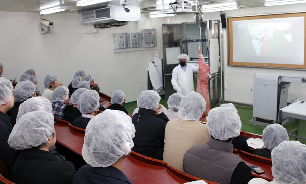 NS홈쇼핑이 임직원을 대상으로 농협경제지주 축산물위생교육원에서 ‘우수원물 선별교육’을 실시했다.(사진=NS홈쇼핑)