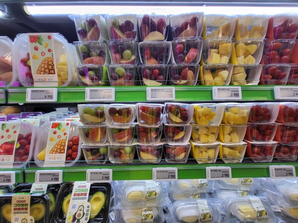 소분한 포장 과일과 컵과일, 스틱 채소 등이 진열돼 있다. (사진=구변경 기자)