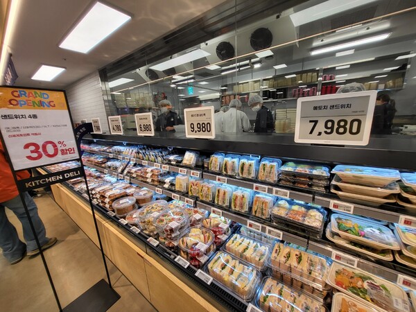 후토마키와 유부초밥, 샐러드, 샌드위치 등을 판매하는 델리코너 (사진=구변경 기자)