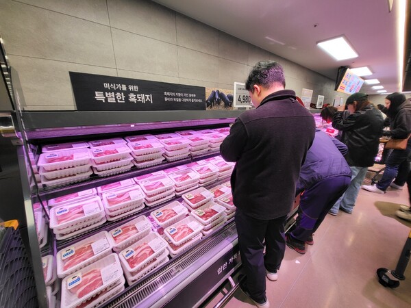 이마트가 특화존으로 구성한 '흑돼지 존'에서 고객들이 장을 보고 있다. (사진=구변경 기자)