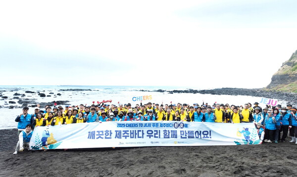 17일 오비맥주 임직원, 제주특별자치도 세계유산본부, 제주폐가살리기사회적협동조합, 한경면 주민 등 200여 명이 제주시 한경면 고산리 수월봉 인근 해안변에서 정화활동을 마치고 기념촬영을 하고 있다. (사진=오비맥주)