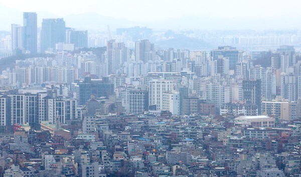 서울 남산에서 바라본 서울 다세대 주택과 아파트단지 모습. 연합뉴스.