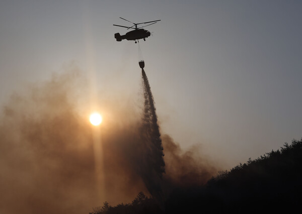지난달 29일 경북 안동시 남후면 고하리 부근에서 산불이 재발화해 헬기가 진화 작업을 하고 있다. 사진=연합뉴스