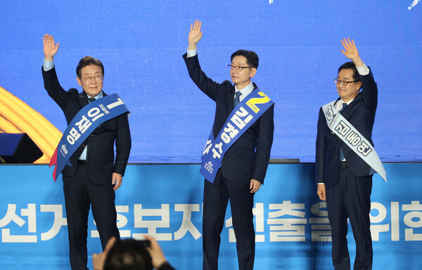 (사진 왼쪽부터) 이재명, 김경수, 김동연 더불어민주당 대선 경선 후보들이 19일 오후 충북 청주체육관에서 열린 '제21대 대통령선거 후보자 선출을 위한 충청권 합동연설회'에 참석해 있다. 사진=연합뉴스