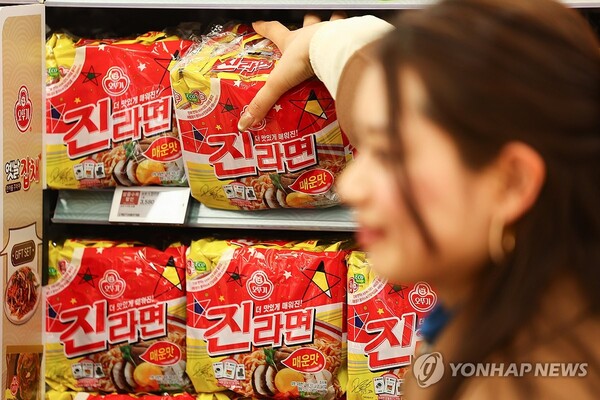서울 시내 한 대형마트에서 한 방문객이 오뚜기 진라면을 고르고 있다. (사진=연합뉴스)