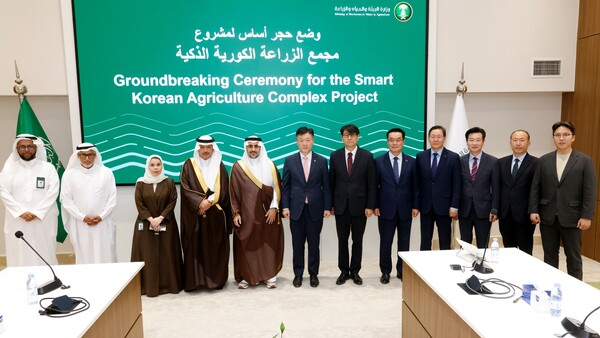 농심이 지난 21일(현지시간 기준) 사우디아라비아 리야드 국립농업연구센터에서 K-스마트팜 중동 수출 거점 조성을 위한 시범온실 착공식을 진행했다. 농심은 오는 12월까지 ‘수직농장’과 ‘유리온실’ 두 가지 모델로 2000㎡ 규모의 스마트팜을 조성할 계획이다. 사진 왼쪽 4번째부터 사우디 물환경농업부 알 압둘라티프 차관보, 알 무샤이티 차관, 박범수 농림축산식품부 차관, 문병준 주사우디아라비아 대한민국 대사 대리, 안호근 한국농업기술진흥원 원장, 황청용 농심 부사장 (사진=농심)