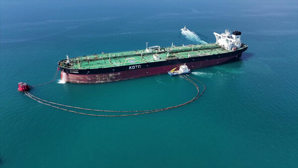 200만 배럴 원유를 선적한 쿠웨이트 국제공동비축 운반선이 운행 중인 모습. 사진=한국석유공사