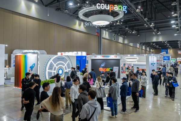 오는 25일까지 일산 킨텍스 제1전시장에서 진행되는 2025 물류산업대전에 참가한 관람객들이 쿠팡 부스를 둘러보고 있다. (사진=쿠팡)