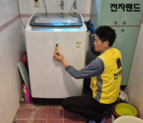 전자랜드가 주거환경개선 프로젝트에 참여해 결식 우려 아동이 속한 가정에 세탁기를 기증하고 있다. (사진=전자랜드)