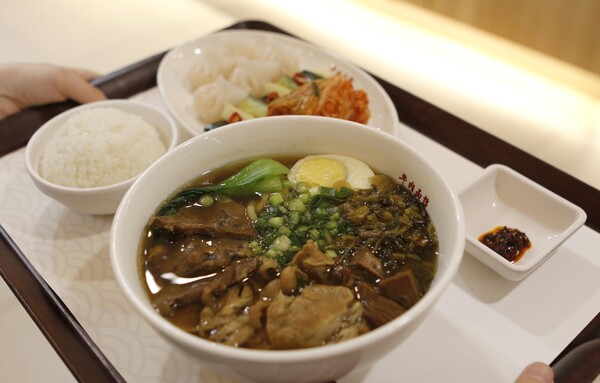 CJ프레시웨이 구내식당 진중 우육면관 특식 메뉴.(사진=CJ프레시웨이)