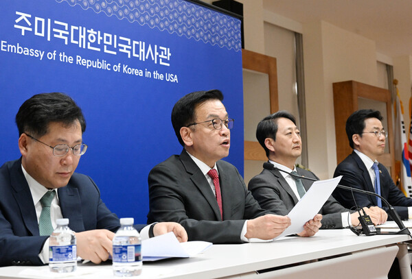 최상목 부총리 겸 기획재정부 장관(왼쪽 두번째)이 24일(현지시간) 미국 워싱턴DC 주미대사관에서 열린 '한미 2+2 통상협의' 결과 브리핑에서 발언하고 있다. 사진=연합뉴스