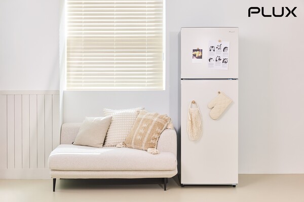 롯데홈쇼핑은 롯데하이마트의 1인 가전 브랜드 'PLUX(플럭스)'의 냉장고, TV, 청소기 등 역대급 가성비 가전을 매주 순차적으로 판매한다. (사진=롯데홈쇼핑)