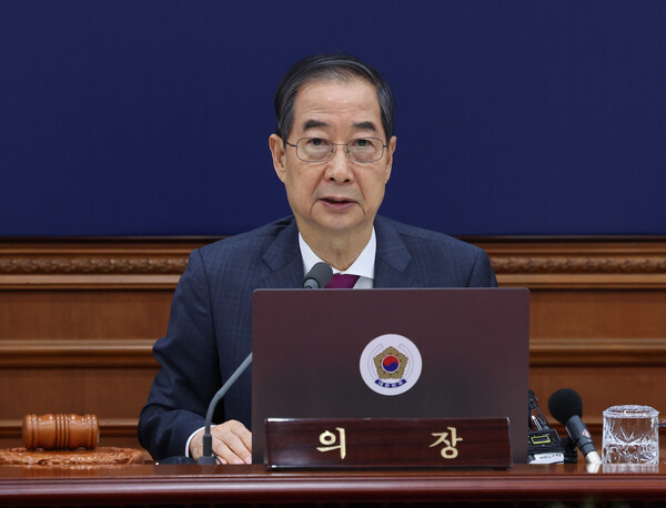한덕수 대통령 권한대행 국무총리가 지난 14일 정부서울청사에서 국무회의를 하고 있다.