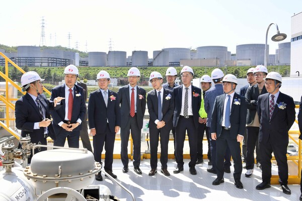 (사진 왼쪽 2번째부터) 안승대 울산광역시 행정부시장, 문일주 한전 기술혁신본부장이 29일 'LNG 발전용 이산화탄소 포집' 실증플랜트 현장 견학을 하고 있다. 사진=한전