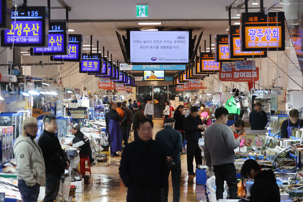 서울 동작구 노량진수산시장에서 시민들이 장을 보고 있다. 연합뉴스.