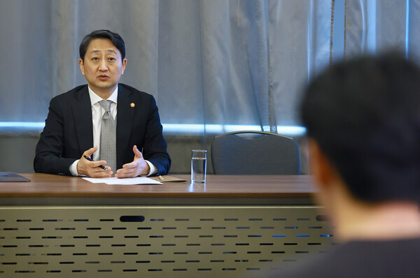안덕근 산업통상자원부 장관이 전날 체코 프라하에서 기자 간담회를 진행하고 있다. 사진=산업통상자원부