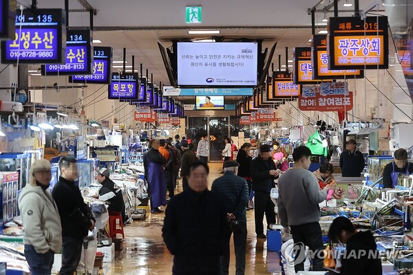 서울 동작구 노량진수산시장에서 시민들이 장을 보고 있다. 통계청 발표에 따르면 소비자 물가가 2개월 연속으로 2%대 오름세를 이어갔다. (사진=연합뉴스)