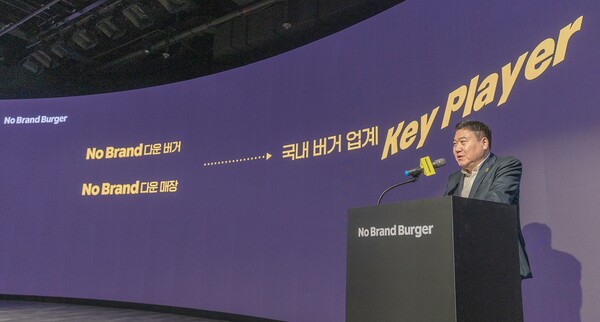 강승협 신세계푸드 대표가 8일 강남구 코엑스에서 기자간담회를 갖고, 노브랜드 버거의 성장 전략 일환으로 신규 가맹 모델을 발표하고 있다. (사진=신세계푸드)