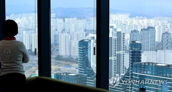 한 시민이 세종시 아파트 단지를 내려다보고 있다. 사진=연합뉴스