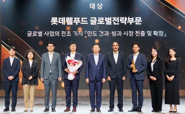 롯데어워즈 대상을 시상한 신동빈 롯데 회장(사진 왼쪽에서 다섯 번째)과 수상자인 이창엽 롯데월푸드 대표(사진 왼쪽에서 네 번째). (사진=롯데)